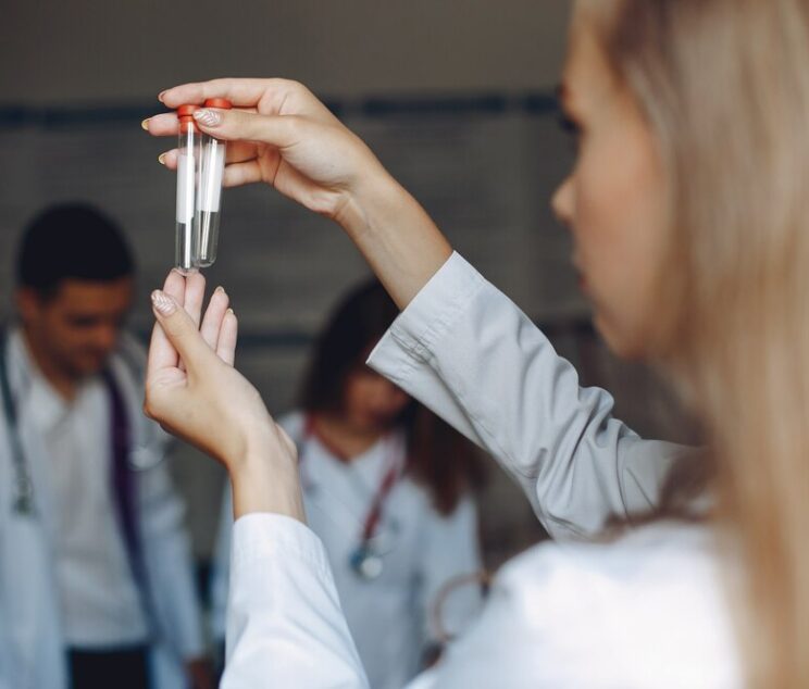 men-women-hospital-gowns-study-nurse-with-test-tubes_1157-41698