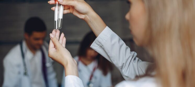men-women-hospital-gowns-study-nurse-with-test-tubes_1157-41698